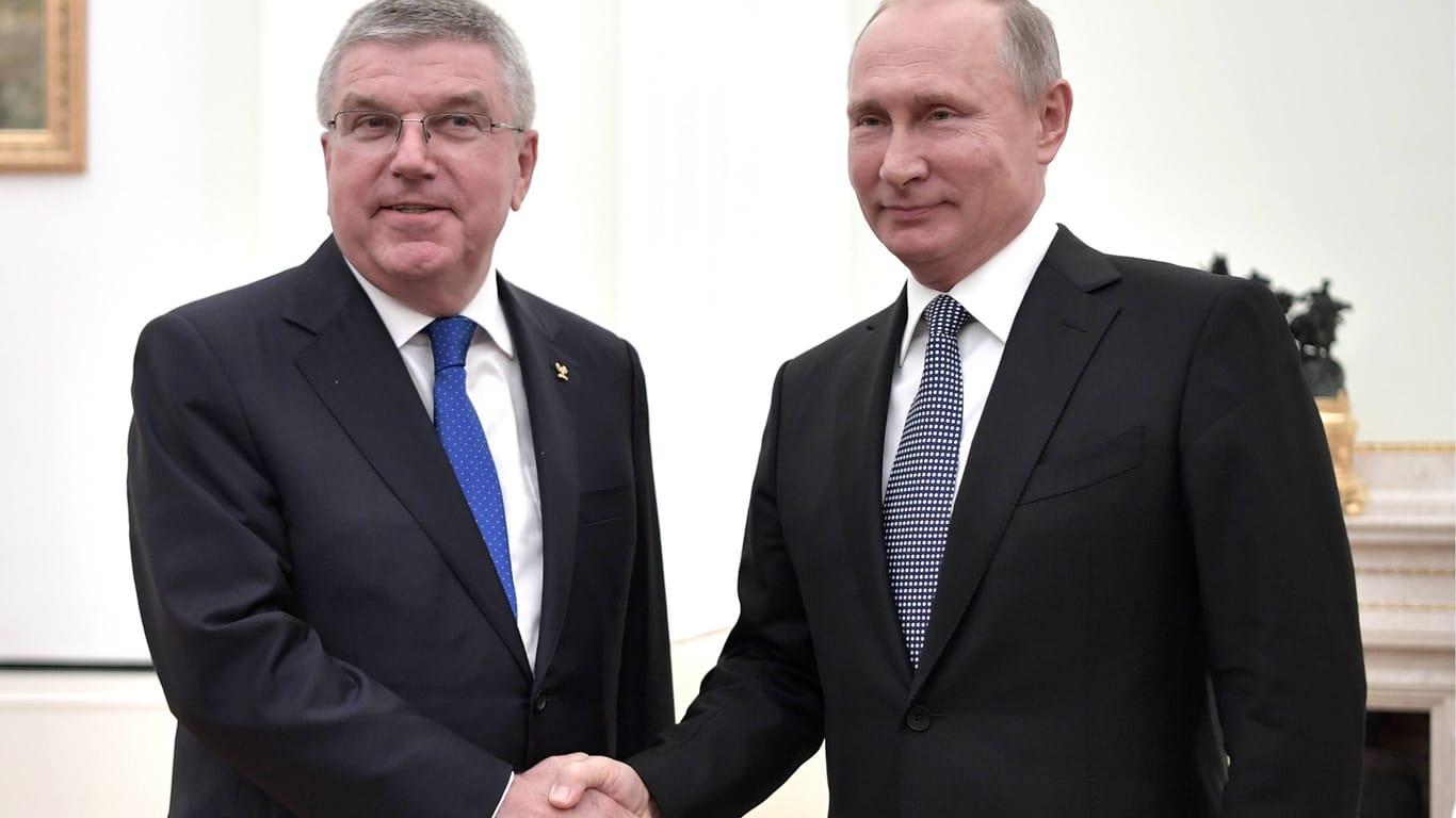 Putin und der deutsche IOC-Präsident Thomas Bach (l.) gelten als gute Freunde (Archivbild).