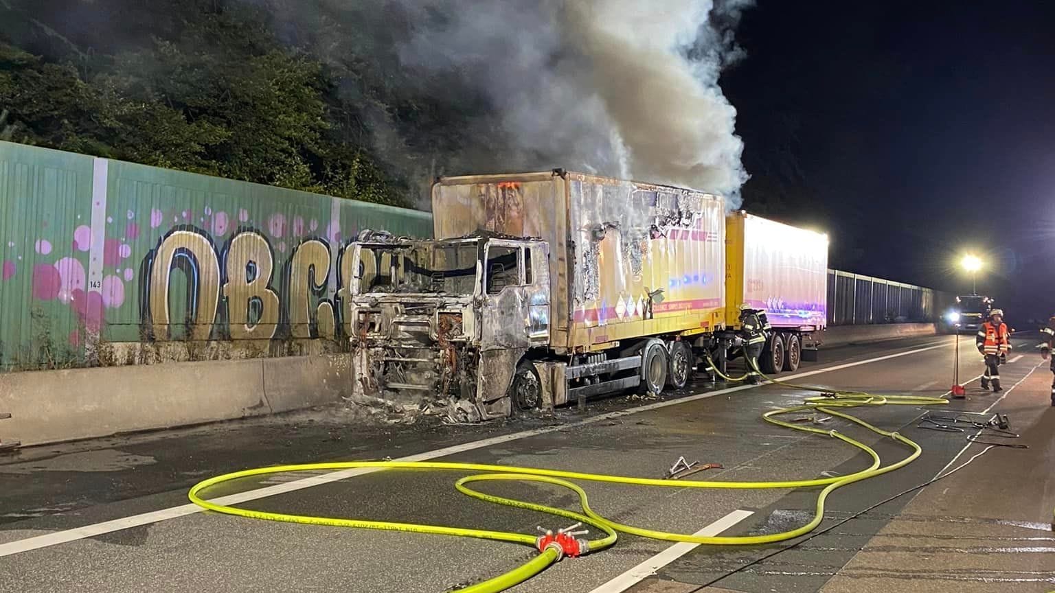 Der Lkw brannte völlig aus - mitsamt seiner Post-Ladung.