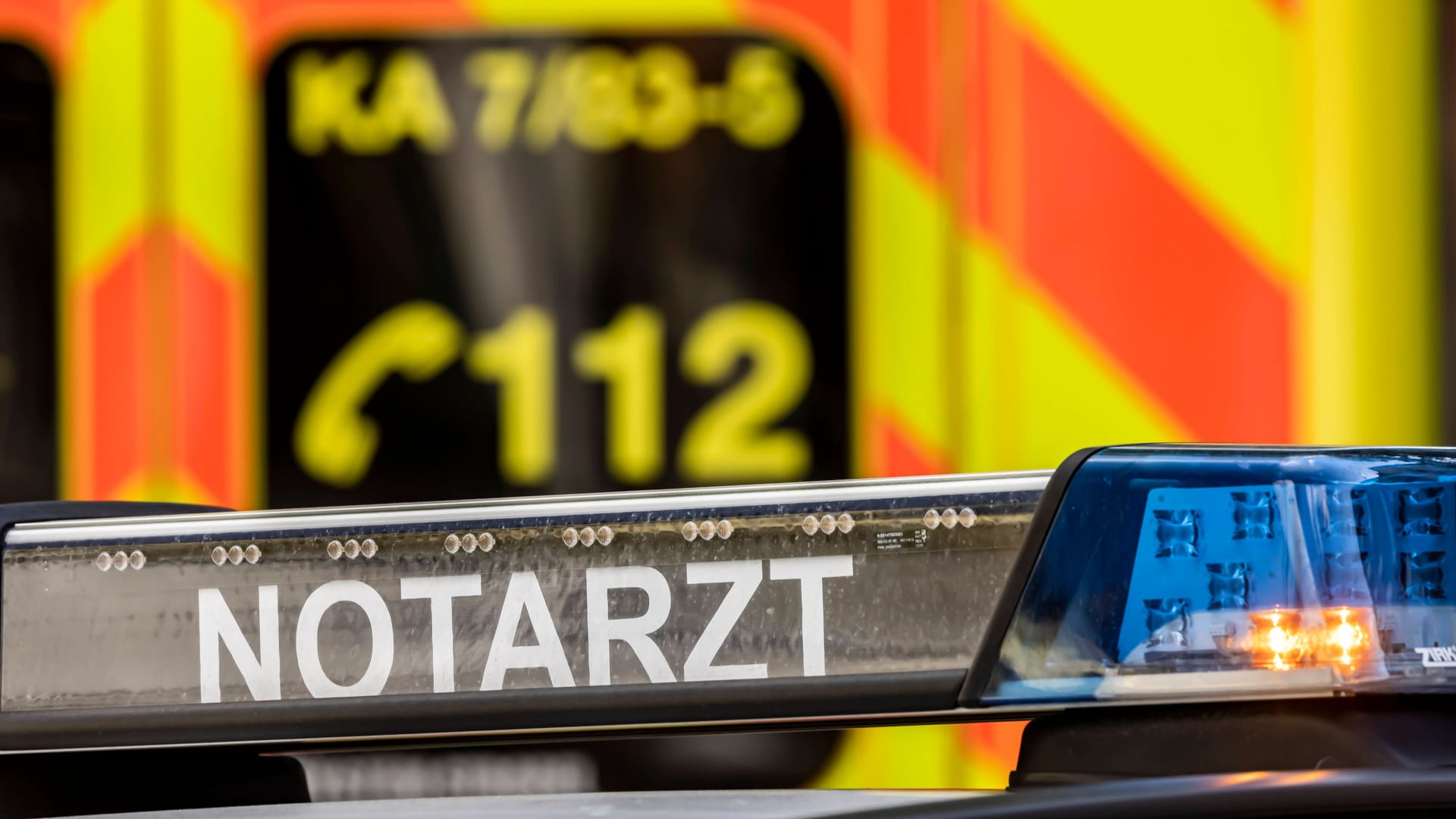 Ein Notarzt-Fahrzeug mit Blaulicht (Symbolfoto): Der Radfahrer hatte das Auto offenbar übersehen. Ein Notarzt-Fahrzeug mit Blaulicht (Symbolfoto): Der Radfahrer hatte das Auto offenbar übersehen.
