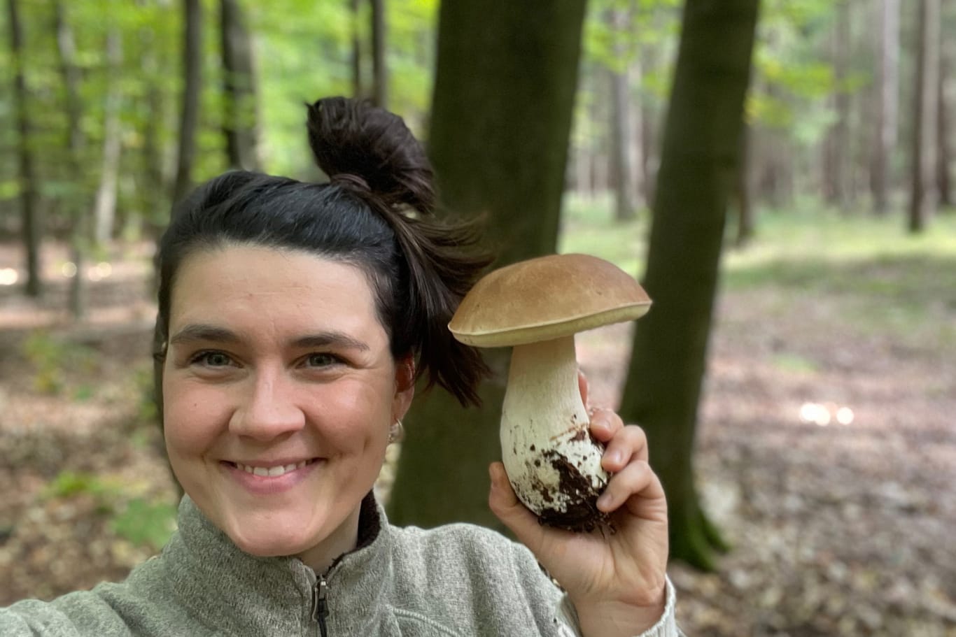 Marlena Hagemann bei ihrer Leidenschaft - dem Pilzesammeln.