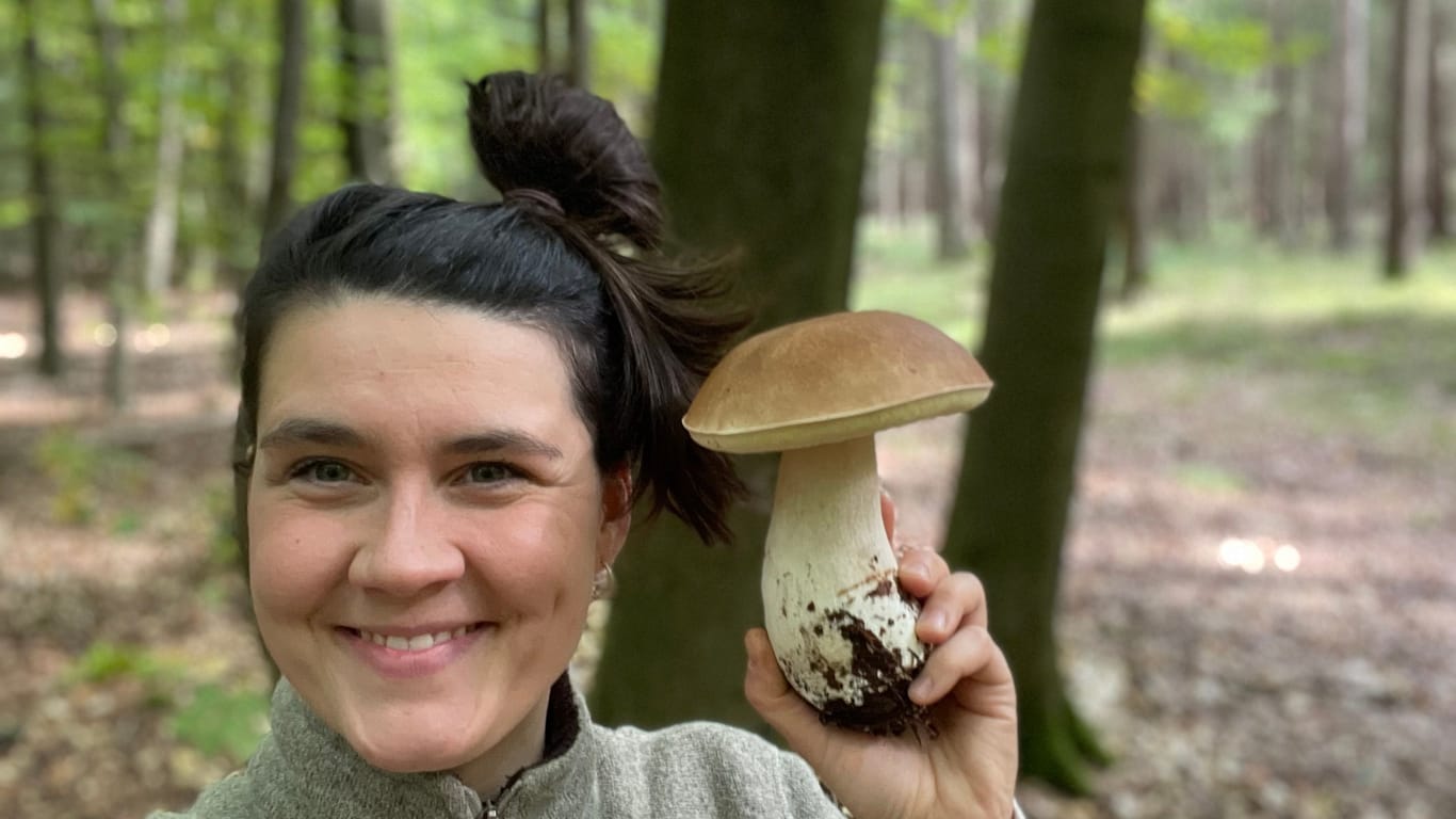 Marlena Hagemann bei ihrer Leidenschaft - dem Pilzesammeln.