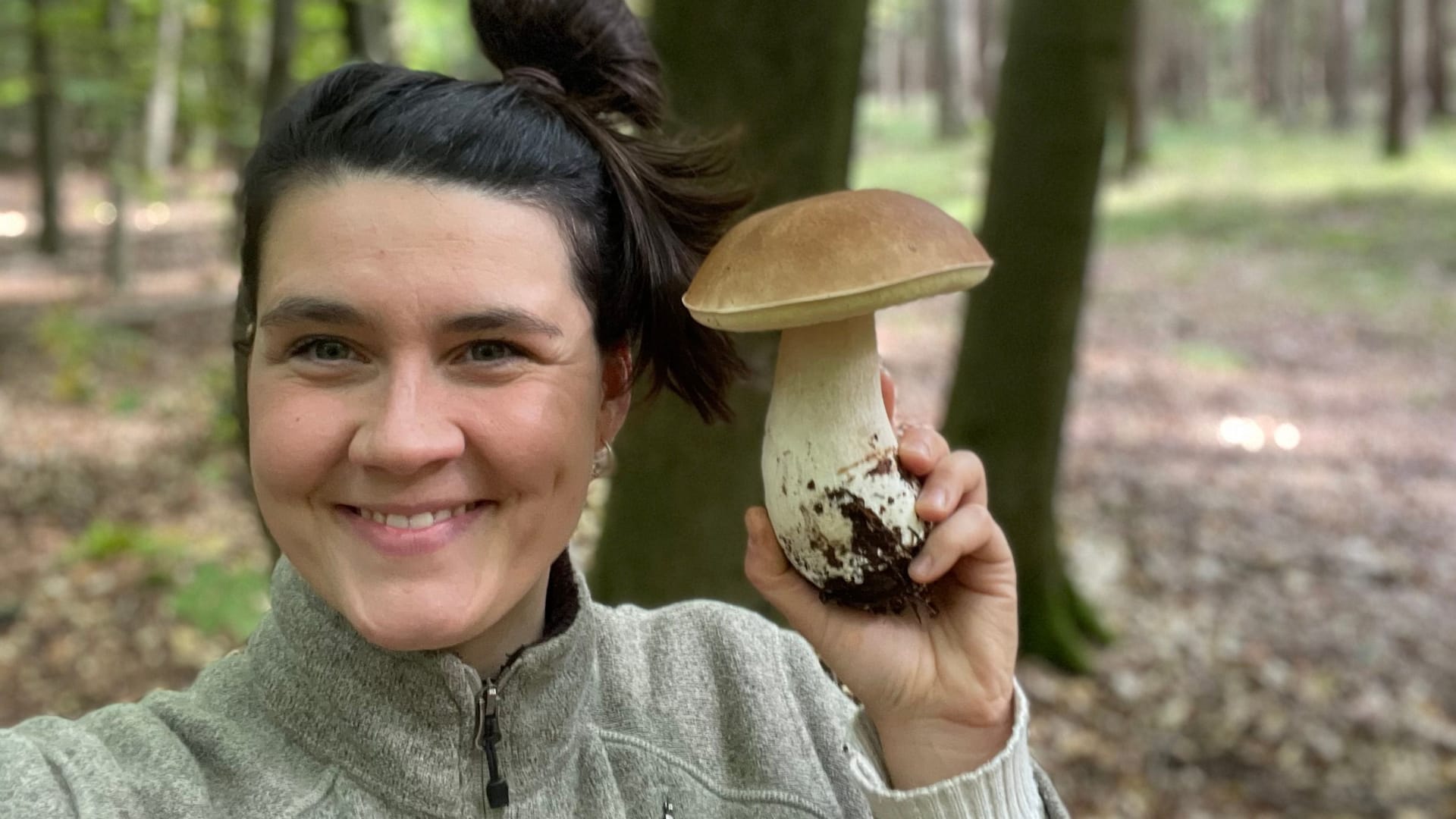 Marlena Hagemann bei ihrer Leidenschaft - dem Pilzesammeln.