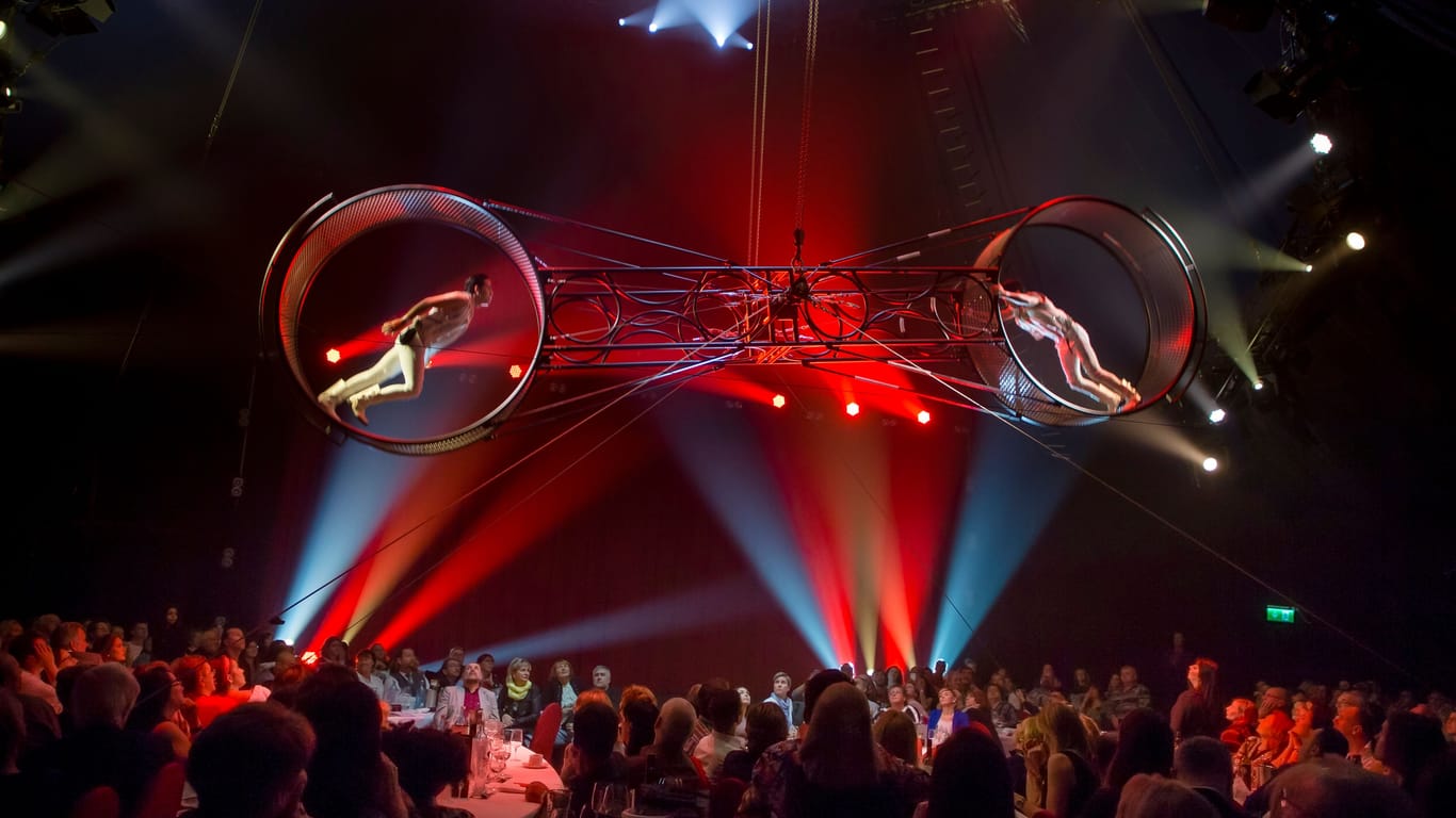 Artisten bei einer Show mit einem Höhenrad (Symbolbild): Das Opfer verletzte sich beim Versuch einen Salto zu machen.