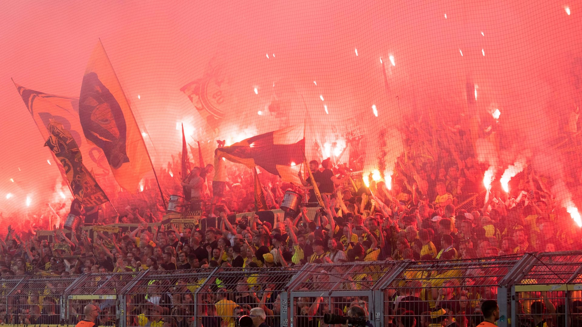 BVB-Fans im Hinspiel gegen Kopenhagen: Während der Partie kam es zu unschönen Szenen.