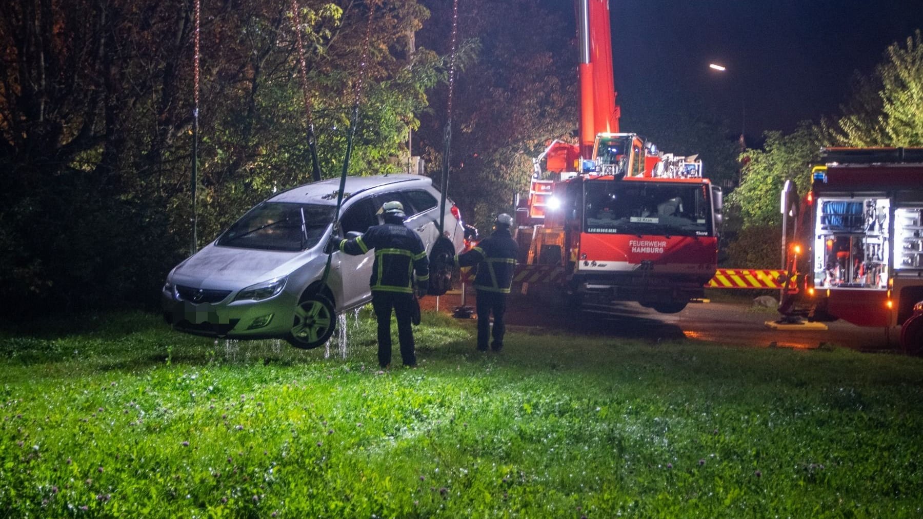 Das geborgene Auto: Auch Rettungstaucher waren im Einsatz.
