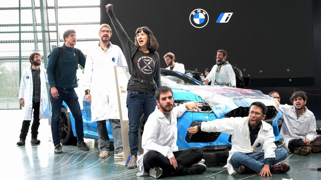 Die Aktivisten der Gruppe "Scientist Rebellion" in der BMW-Welt