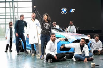 Die Aktivisten der Gruppe "Scientist Rebellion" in der BMW-Welt