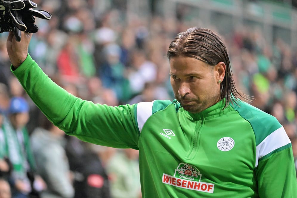 Tim Wiese beim Abschiedsspiel für Claudio Pizarro (Archivbild): Der Ex-Keeper darf nicht mehr für die Traditionsmannschaft von Werder spielen.