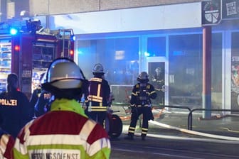 Feuerwehr im Einsatz: Es brannte in einer Pizzeria und dem Laden daneben.