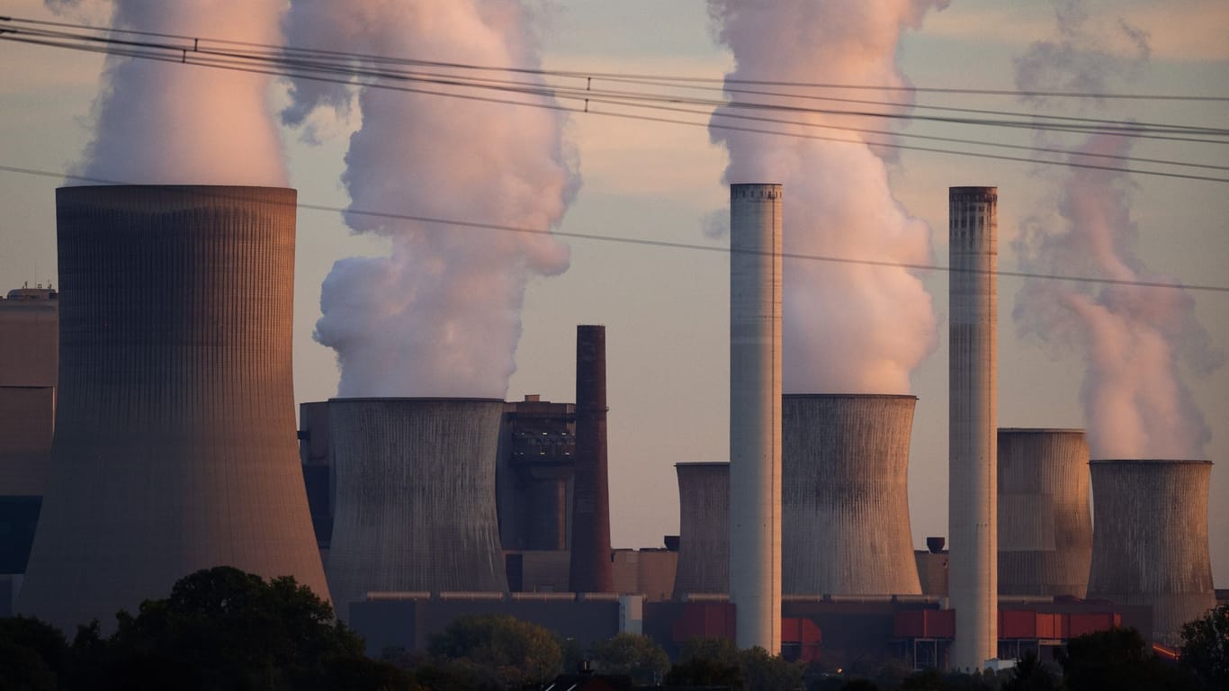 Das RWE-Kohlekraftwerk Niederaußem (Archivbild): Kohlekraftwerke lieferten weniger Strom und produzierte so auch weniger CO2.