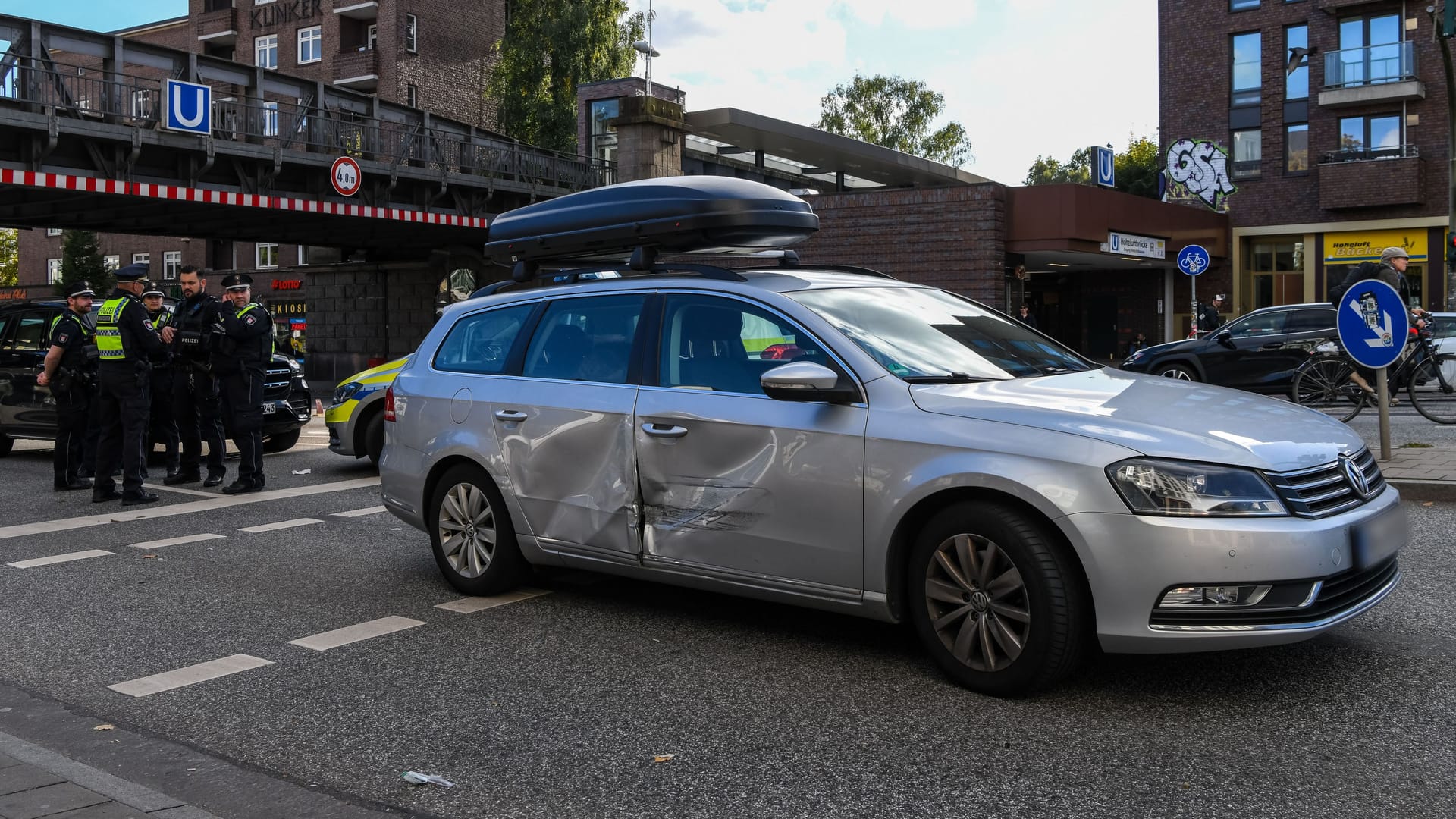 Ein beschädigter Pkw steht auf einer Straße in Hamburg: In Harvestehude wurden bei einem Unfall mehrere Personen verletzt. Ein beschädigter Pkw steht auf einer Straße in Hamburg: In Harvestehude wurden bei einem Unfall mehrere Personen verletzt.