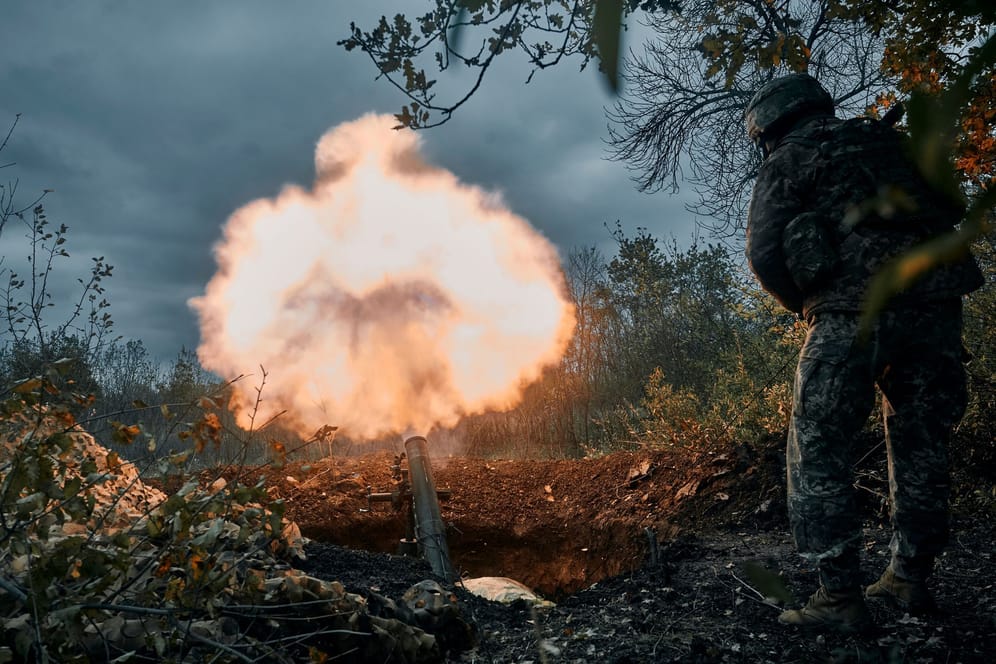 Ukrainische Soldaten feuern aus einer Stellung bei Bachmut aus einem Mörser.