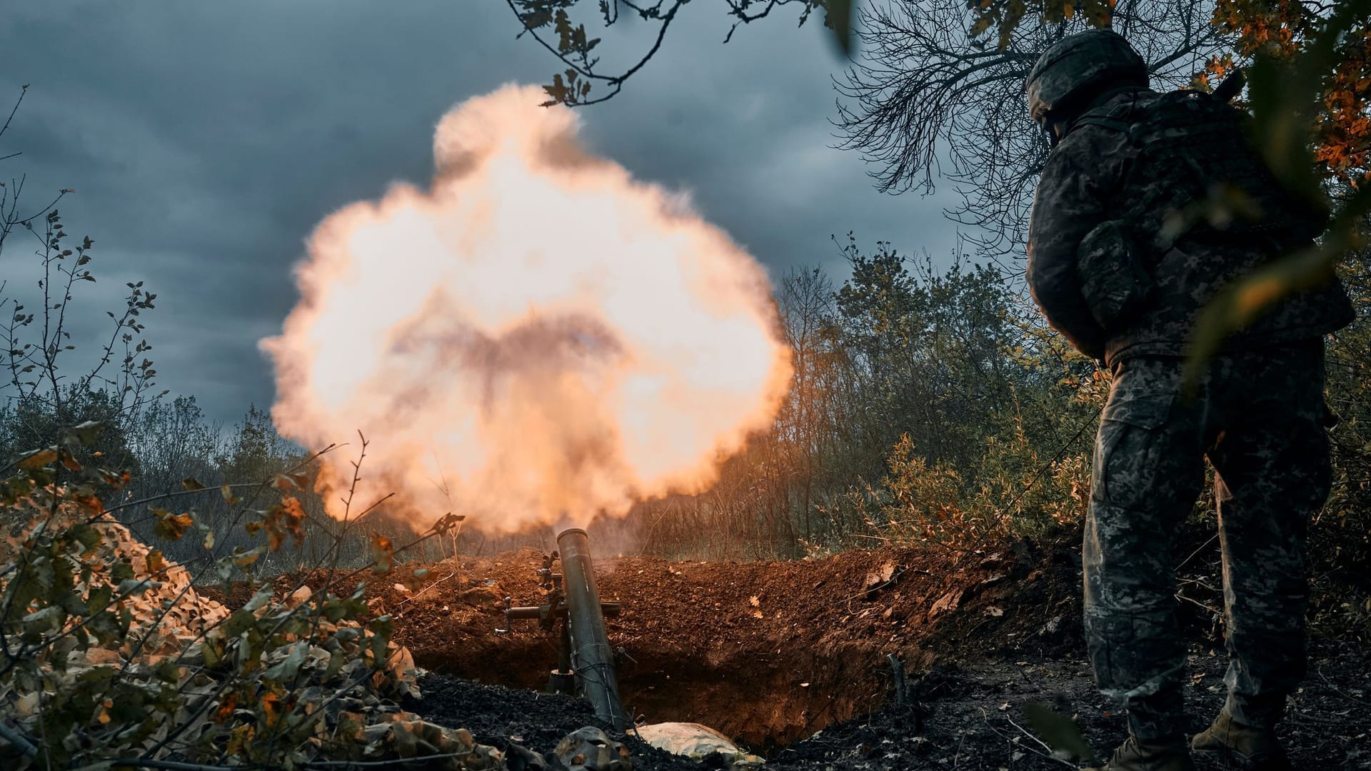 Ukrainische Soldaten feuern aus einer Stellung bei Bachmut aus einem Mörser.