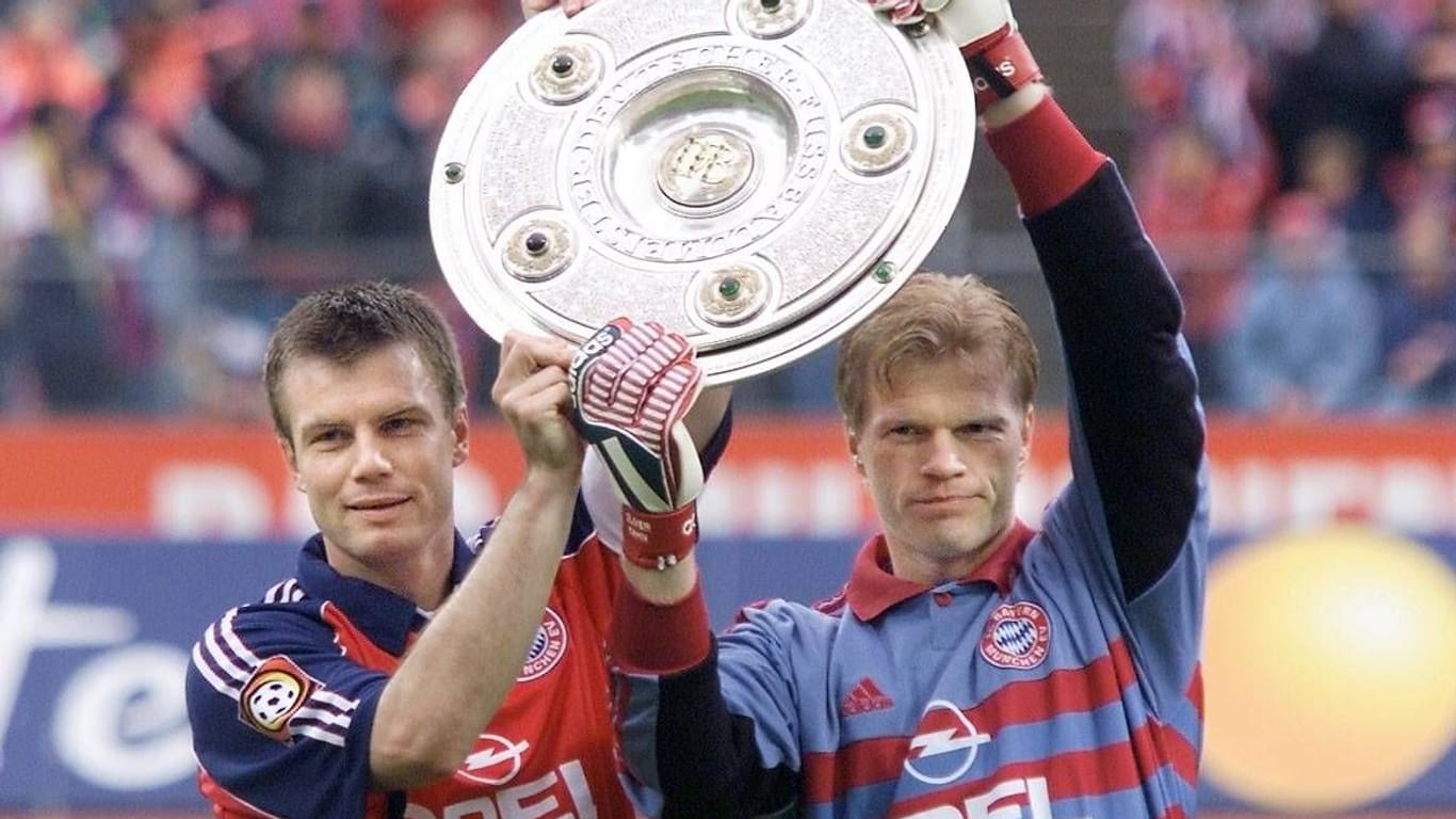 Kapitän Thomas Helmer (l.) und Oliver Kahn (rechts): Sie gewannen die Meisterschale in der Saison 1998/99.