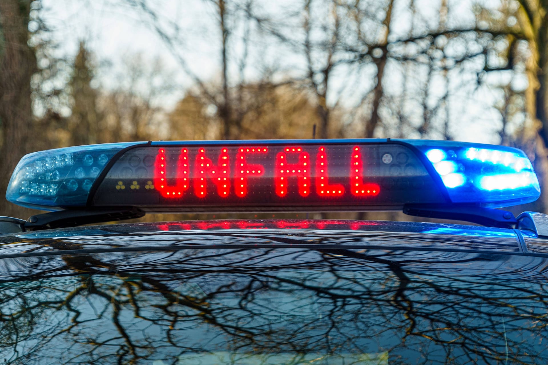 Ein Einsatzfahrzeug der Polizei mit Blaulicht und dem Schriftzug "Unfall" (Symbolfoto): Der Radfahrer konnte nicht mehr gerettet werden.