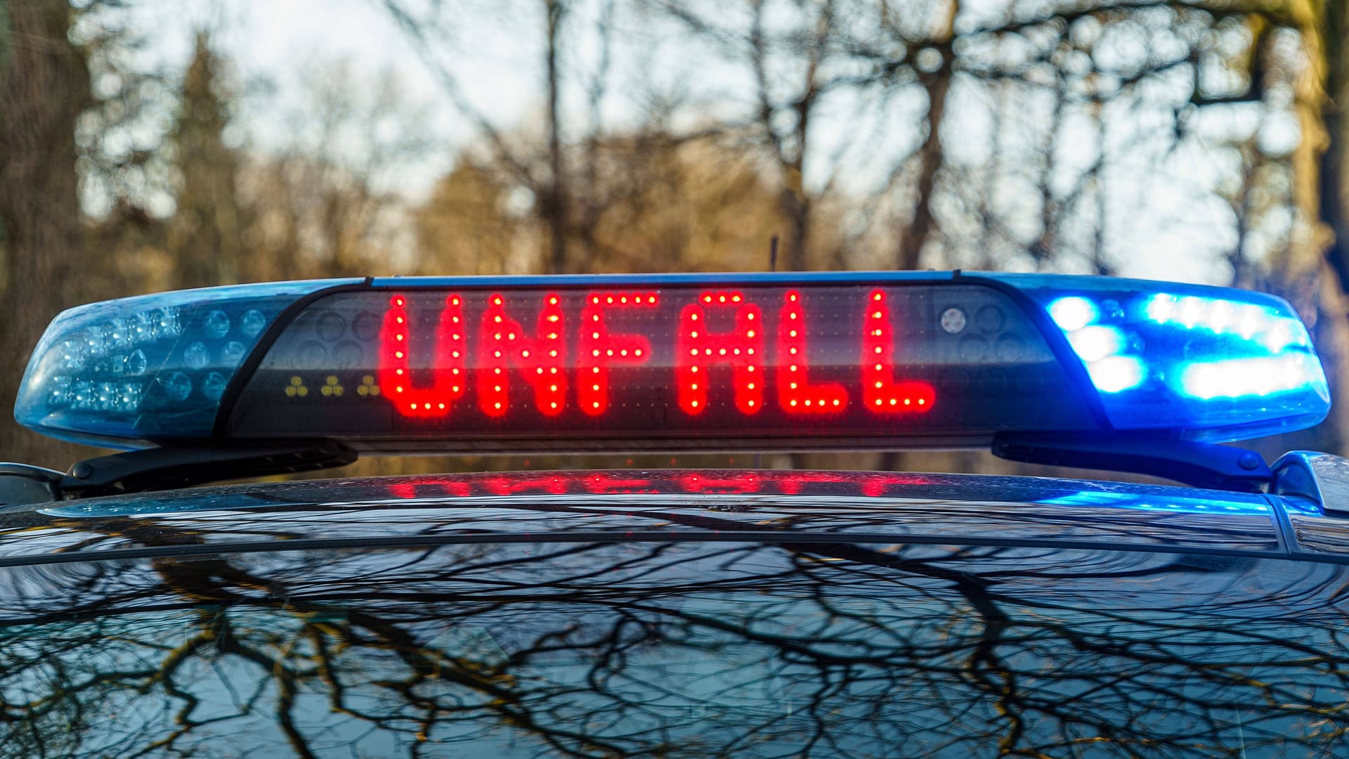 Ein Einsatzfahrzeug der Polizei mit Blaulicht und dem Schriftzug "Unfall" (Symbolfoto): Der Radfahrer konnte nicht mehr gerettet werden.