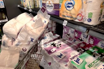 Toilettenpapier im Supermarkt (Symbolbild): Die Papierindustrie gilt als besonders energieintensiv.