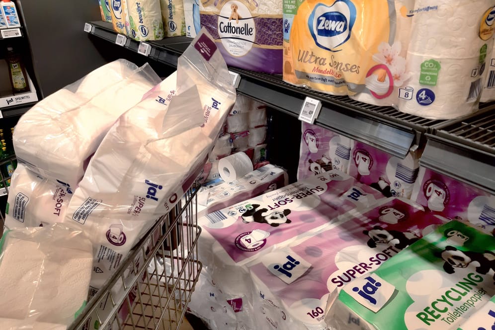Toilettenpapier im Supermarkt (Symbolbild): Die Papierindustrie gilt als besonders energieintensiv.