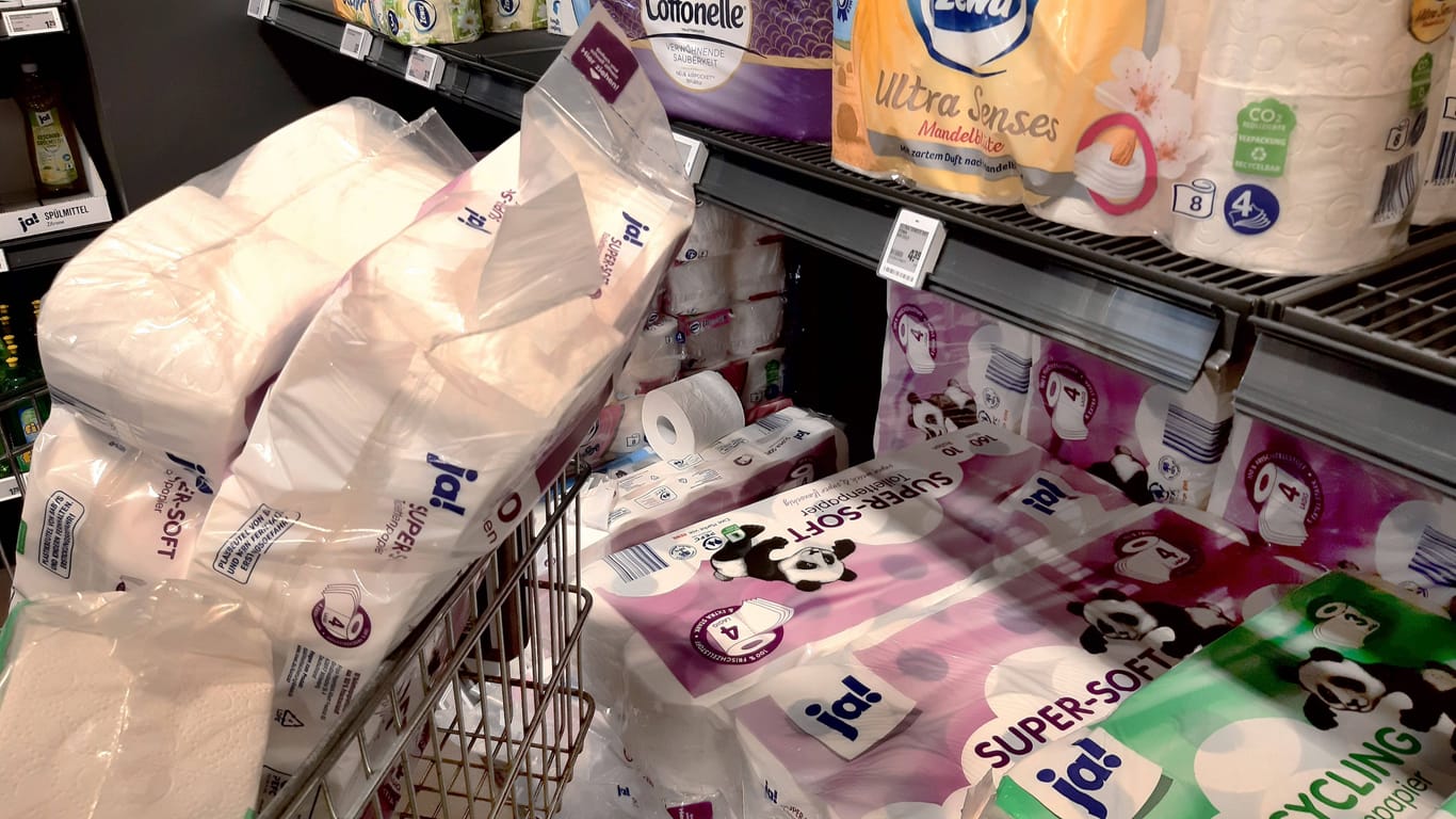 Toilettenpapier im Supermarkt (Symbolbild): Die Papierindustrie gilt als besonders energieintensiv.
