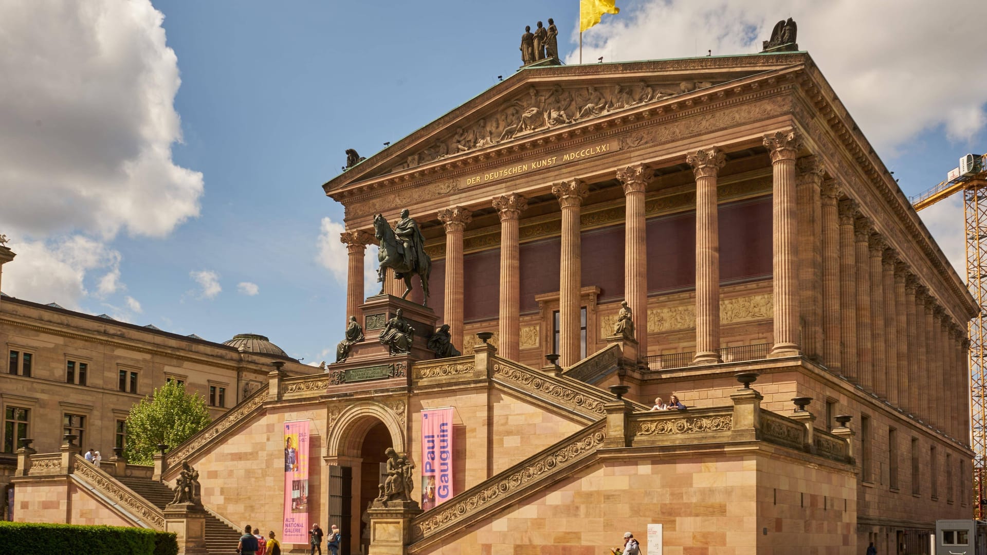 Die Alte Nationalgalerie in Berlin: Der Ausstellungsraum wurde durch die Aktion beschädigt. Die Alte Nationalgalerie in Berlin: Der Ausstellungsraum wurde durch die Aktion beschädigt.