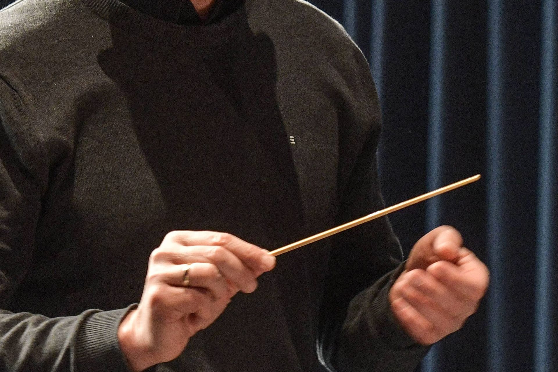 Ein Dirigent hält einen Taktstock (Symbolbild): In Cherson wurde ein Orchesterleiter offenbar brutal ermordet.
