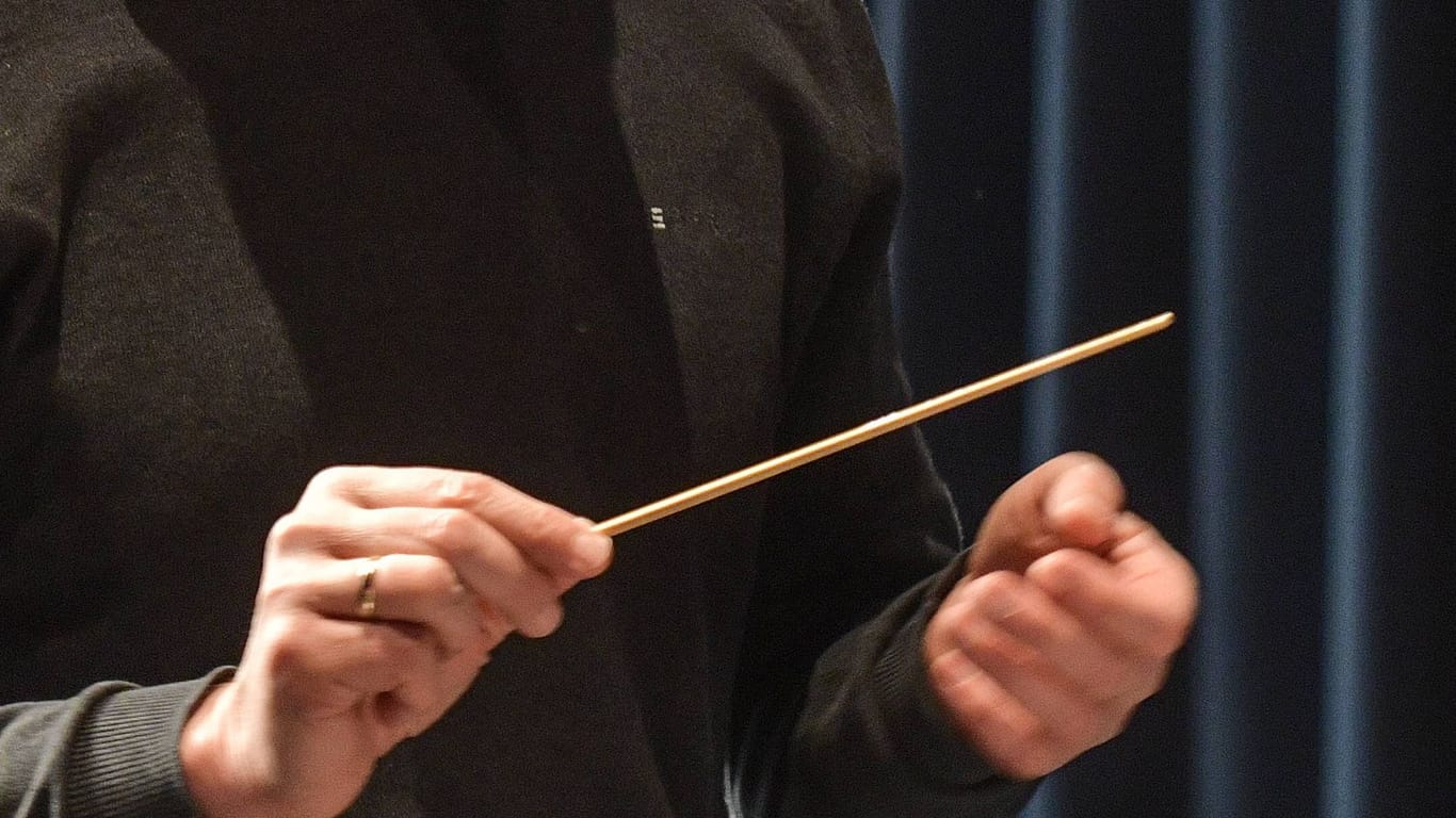 Ein Dirigent hält einen Taktstock (Symbolbild): In Cherson wurde ein Orchesterleiter offenbar brutal ermordet.