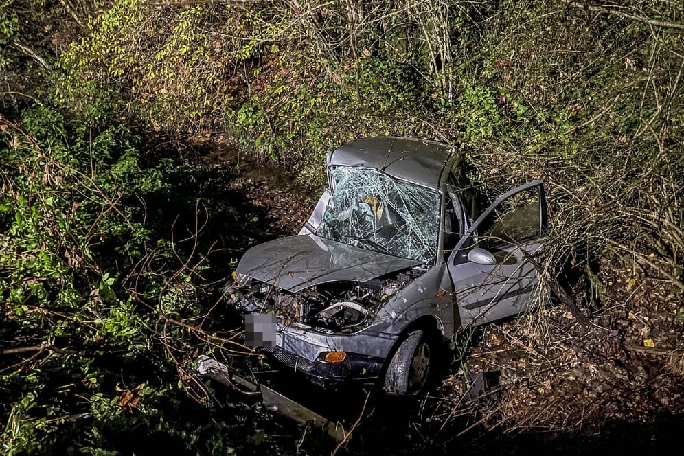 Ein Ford Fiesta liegt in Waldenbuch in einem Bachbett: Das Auto ist nach dem Unfall schrott.