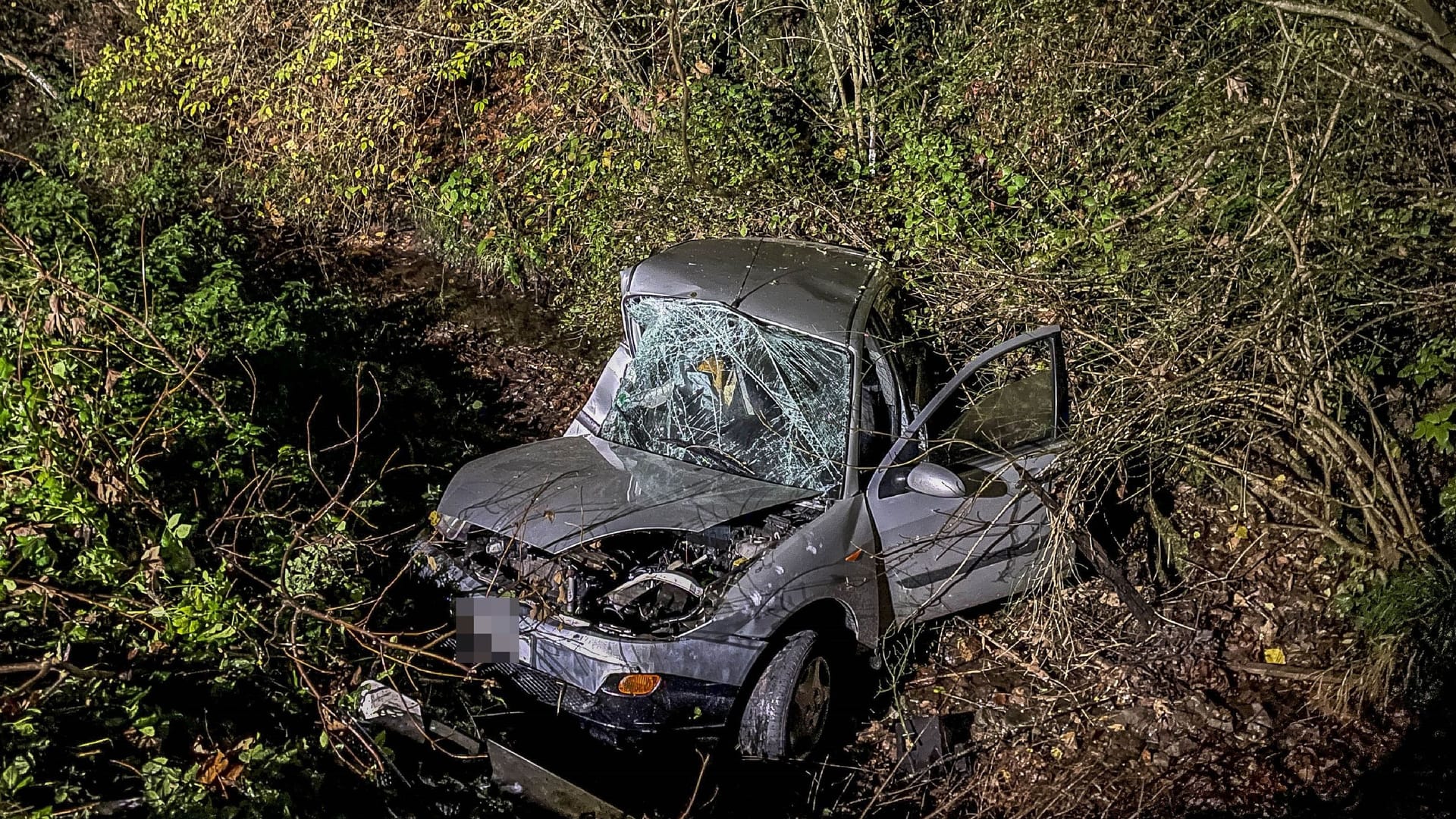 Ein Ford Fiesta liegt in Waldenbuch in einem Bachbett: Das Auto ist nach dem Unfall schrott.