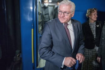 Bundespräsident Frank-Walter Steinmeier kommt mit dem Zug von der polnischen Stadt Przemysl in ukrainischen Hauptstadt Kiew an.