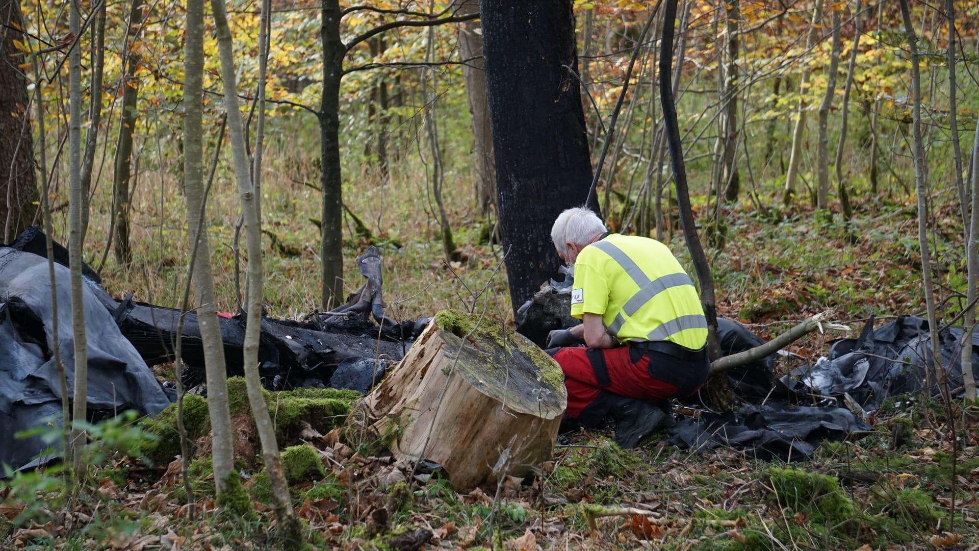 Einsatzkraft an der Absturzstelle: Die Identität der Toten soll mithilfe einer DNA-Analyse geklärt werden. Einsatzkraft an der Absturzstelle: Die Identität der Toten soll mithilfe einer DNA-Analyse geklärt werden.