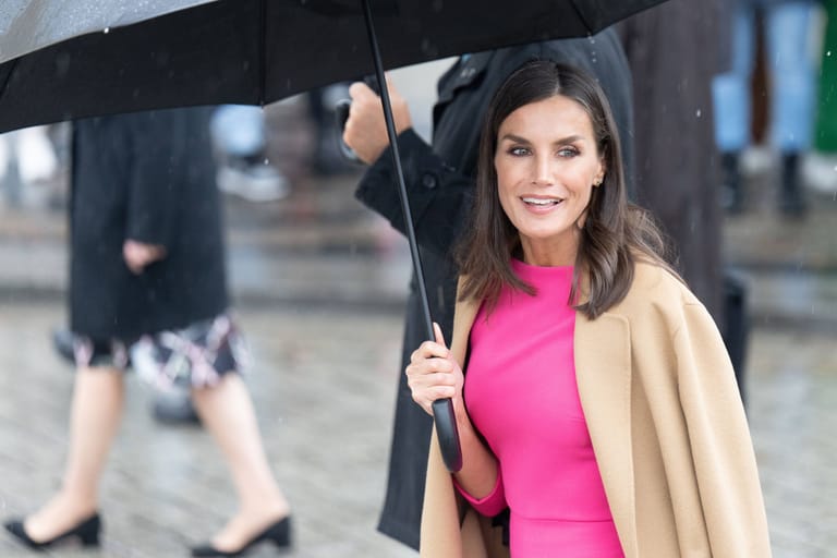 Königin Letizia von Spanien schützt sich mit einem Schirm vor dem Berliner Regenwetter.