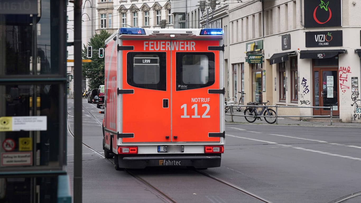 Rettungswagen der Berliner Feuerwehr (Symbolbild): Am Dienstag wird ein junger Mann von einem Unbekannten im Streit attackiert.
