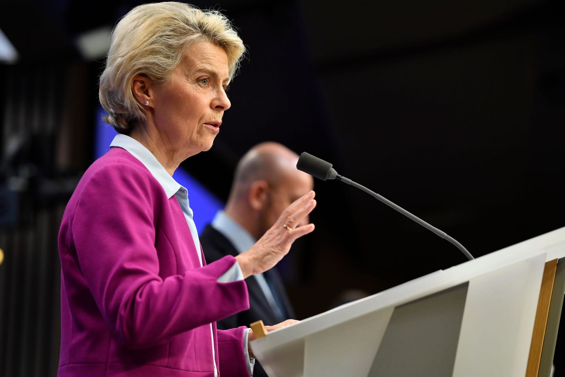 EU-Kommissionschefin Ursula von der Leyen erklärt die Beschlüsse des Gipfeltreffens.