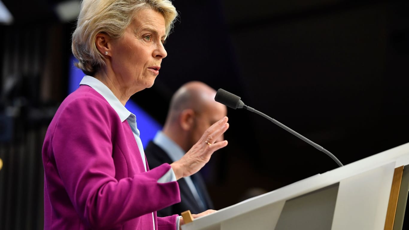 EU-Kommissionschefin Ursula von der Leyen erklärt die Beschlüsse des Gipfeltreffens.