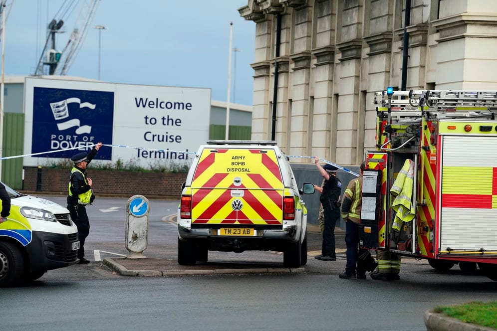 Rettungskräfte in Dover: In der britischen Stadt wurden mehrere Brandsätze auf die Einwanderungsbehörde geworfen.