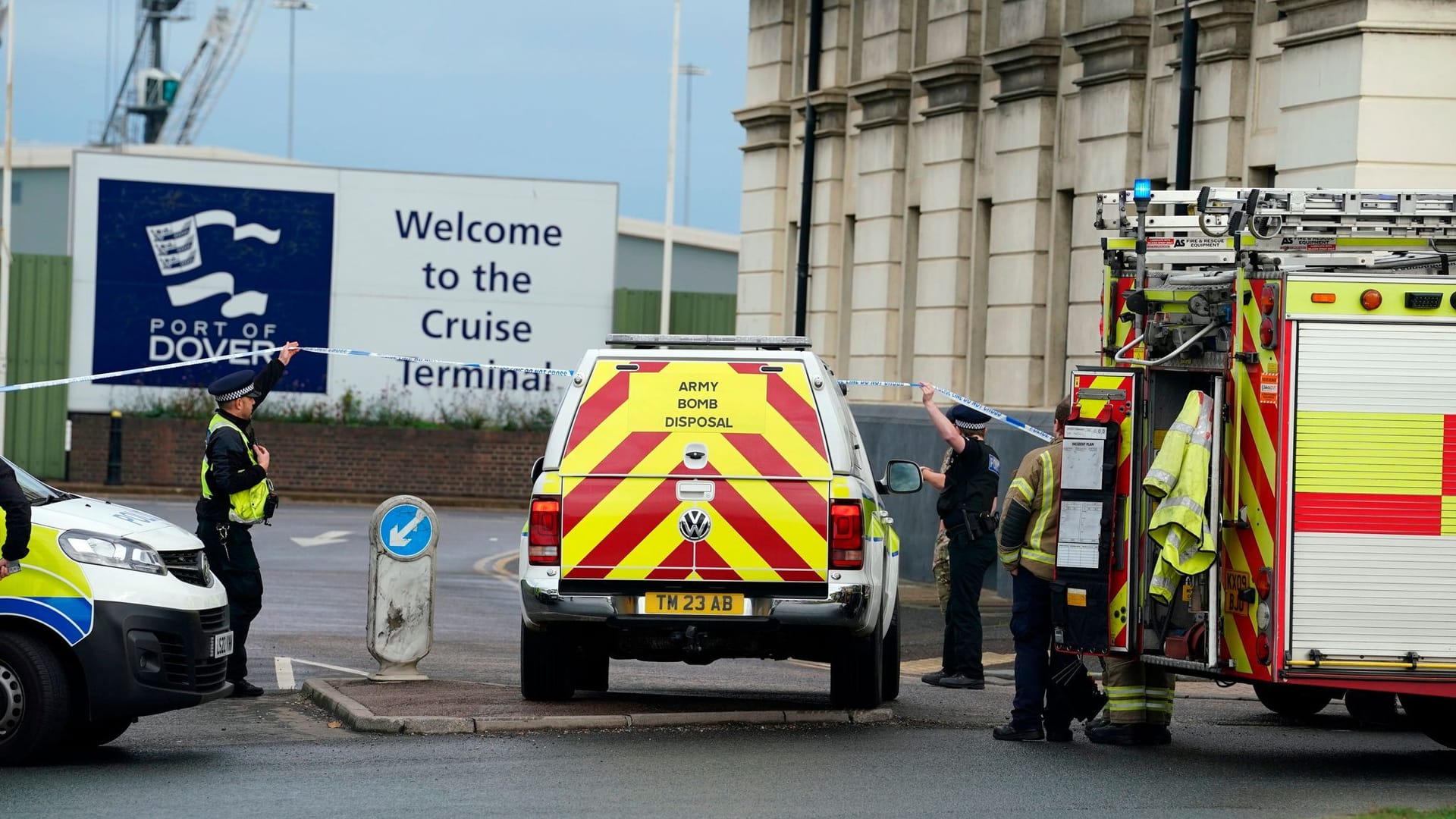 Rettungskräfte in Dover: In der britischen Stadt wurden mehrere Brandsätze auf die Einwanderungsbehörde geworfen. Rettungskräfte in Dover: In der britischen Stadt wurden mehrere Brandsätze auf die Einwanderungsbehörde geworfen.