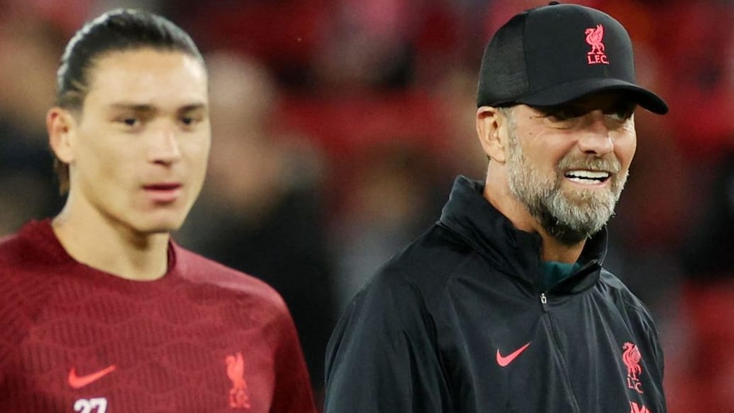 Darwin Nunez (l.) neben Jürgen Klopp: Der neue Stürmer des FC Liverpool spricht noch kein Englisch.