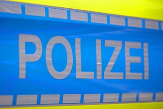 Der Schriftzug auf einem Streifenwagen der Polizei (Symbolbild): Die Ermittler suchen nach zwei Tätern.