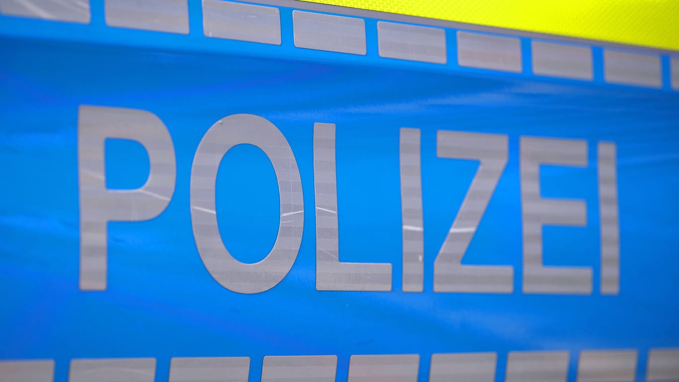 Der Schriftzug auf einem Streifenwagen der Polizei (Symbolbild): Die Ermittler suchen nach zwei Tätern.