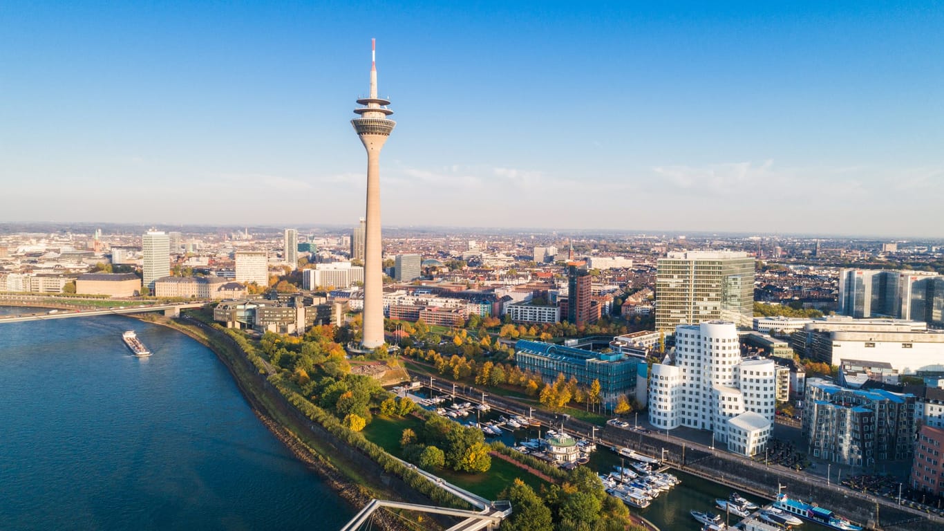 Düsseldorf: Direkt am Rhein beginnt die Altstadt, umrahmt von neuer Architektur