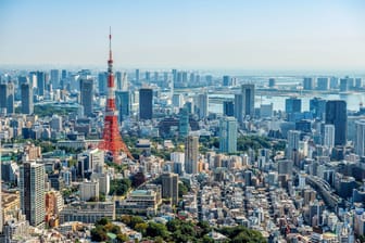 Die größte Weltmetropole ist die japanische Hauptstadt Tokio. Mit der größten Bevölkerungsdichte und Stadtteilen, in denen es viel zu entdecken gibt.