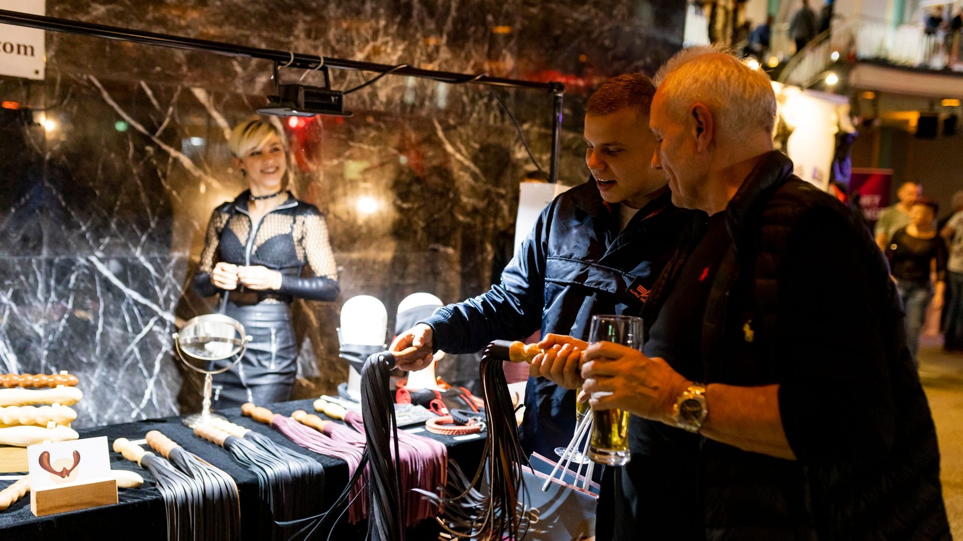 Beratungen mit dem Chef: Gert (rechts) und Florian sehen sich Peitschen an