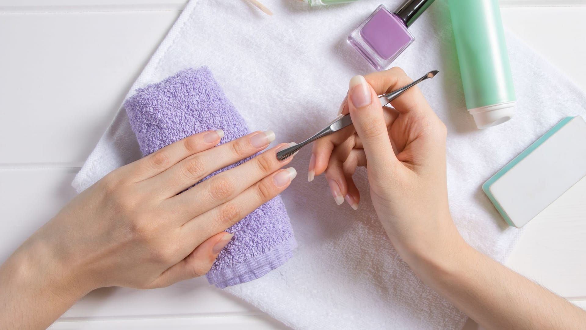 French Nails: Ein klassischer Nagel-Look, den Sie selbst gut umsetzen können.