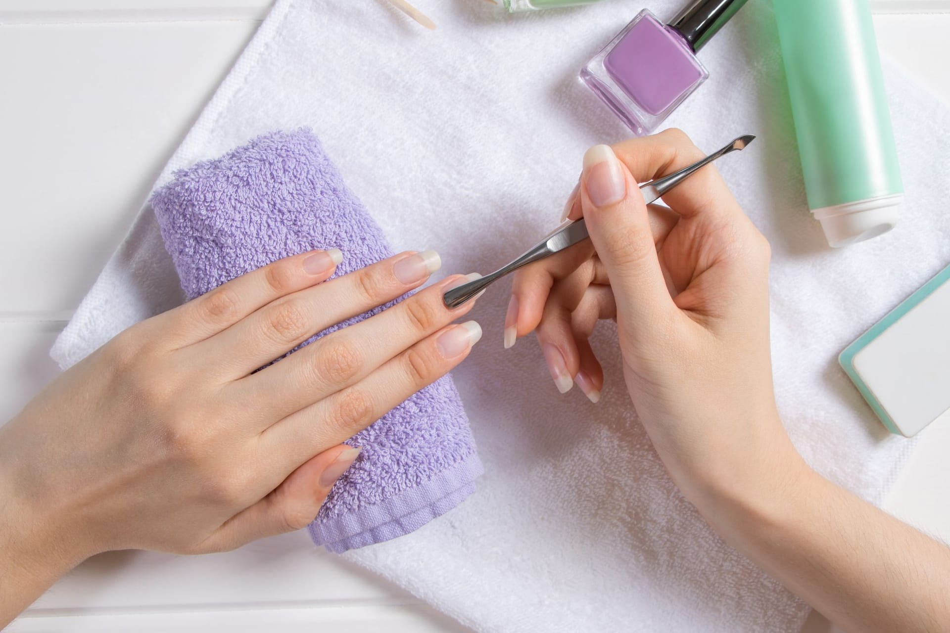 French Nails: Ein klassischer Nagel-Look, den Sie selbst gut umsetzen können.