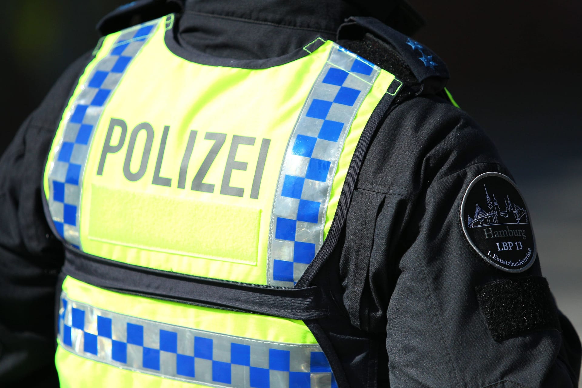 Ein Polizist bei einem Einsatz (Symbolbild): Die Bundespolizei hat einen gesuchten Mann festgenommen.