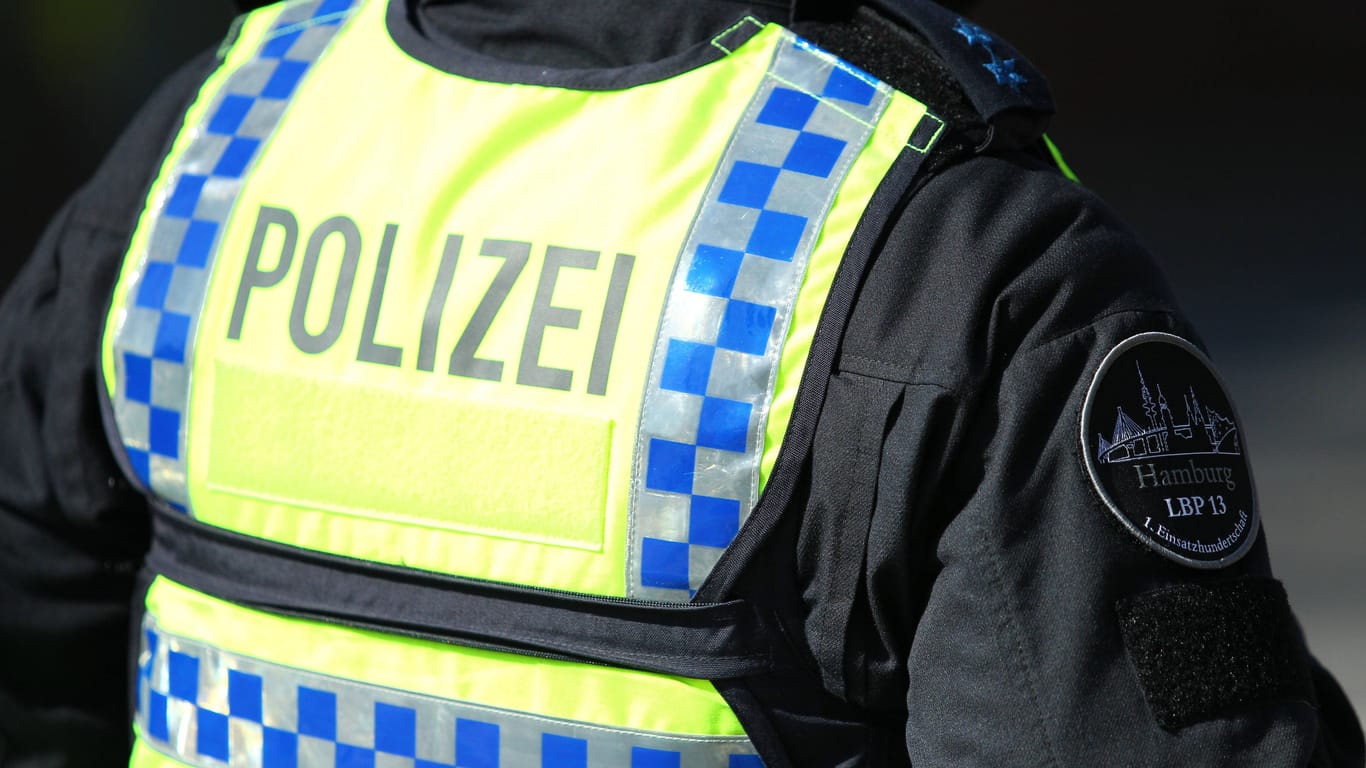 Ein Polizist bei einem Einsatz (Symbolbild): Die Bundespolizei hat einen gesuchten Mann festgenommen.