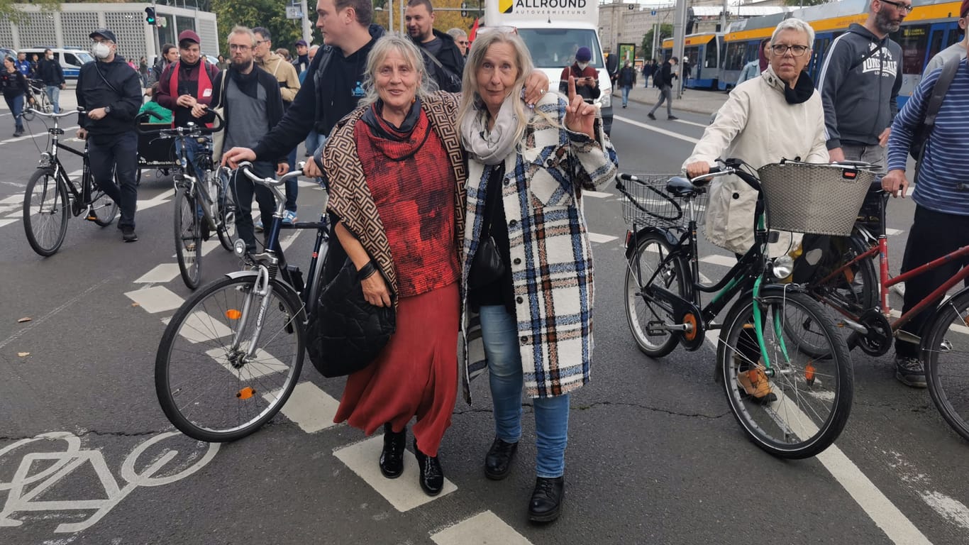 Zwei Demonstrantinnen gegen steigende Preise in Leipzig: Monika und Biggi machen sich für Enteignungen stark.