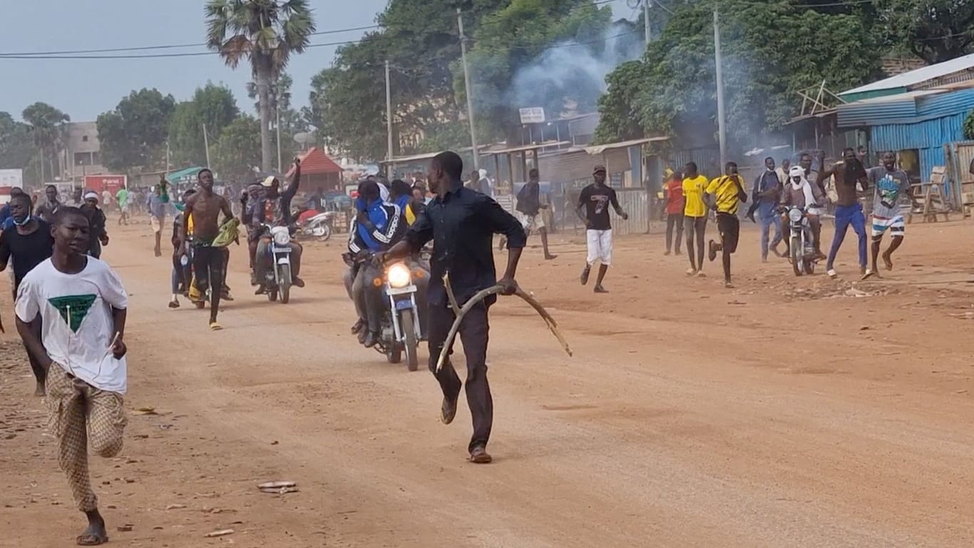 Proteste im Tschad: Demonstrierende fliehen während einer Demonstration am 20. Oktober vor Sicherheitskräften.