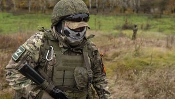 Ein russischer Soldat in der Ukraine: Berichten zufolge werden einige Kämpfer nicht gut ausgerüstet.