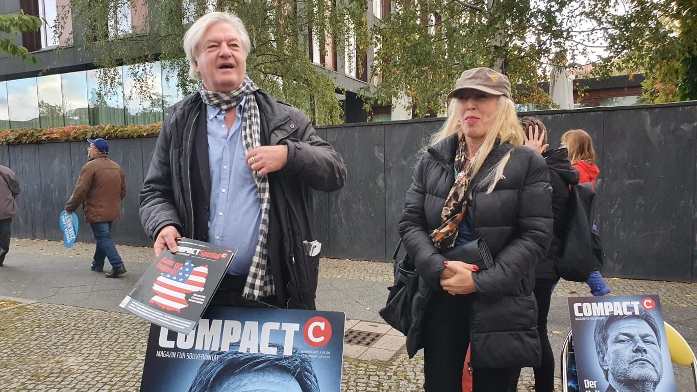 Jürgen Elsässer, Chefredakteur des Compact-Magazins, am Rande der Demo: Ein "großer Erfolg" für die AfD sei die Demonstration.
